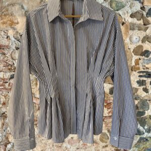 Camicia a righe ripresa in vita