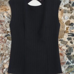 Top gessato blu con oblò dietro
