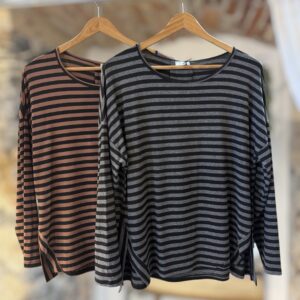 T-shirt a righe con spacchi anteriori